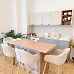 Luna Mediteran Garden Home - Jacuzzi & Gym 아파트